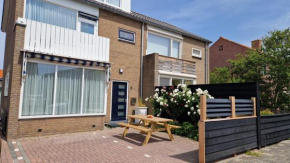 Spacious holiday home within walking distance of the North Sea beach in De Koog